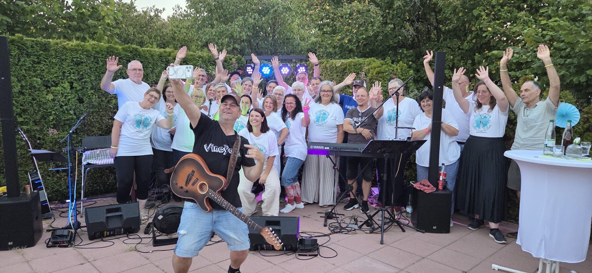 20260814_SHG LiLys_Gruppenfoto mit Band Die Band "The Vineyard" bei den LiLy's auf dem Sommerfest 2026